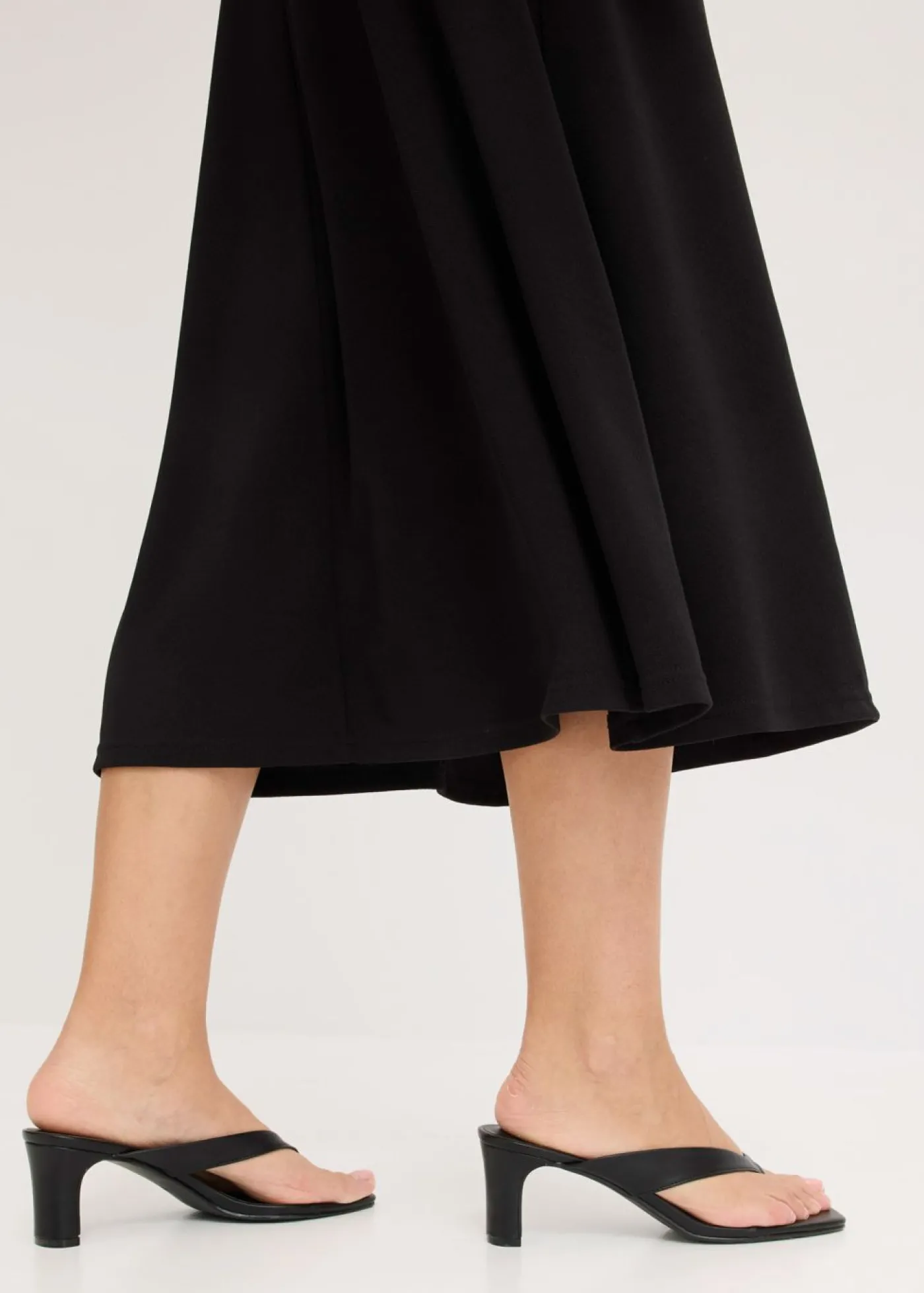 bonprix bonprix Vestido midi con detalle metálico decorativo Negro Hot