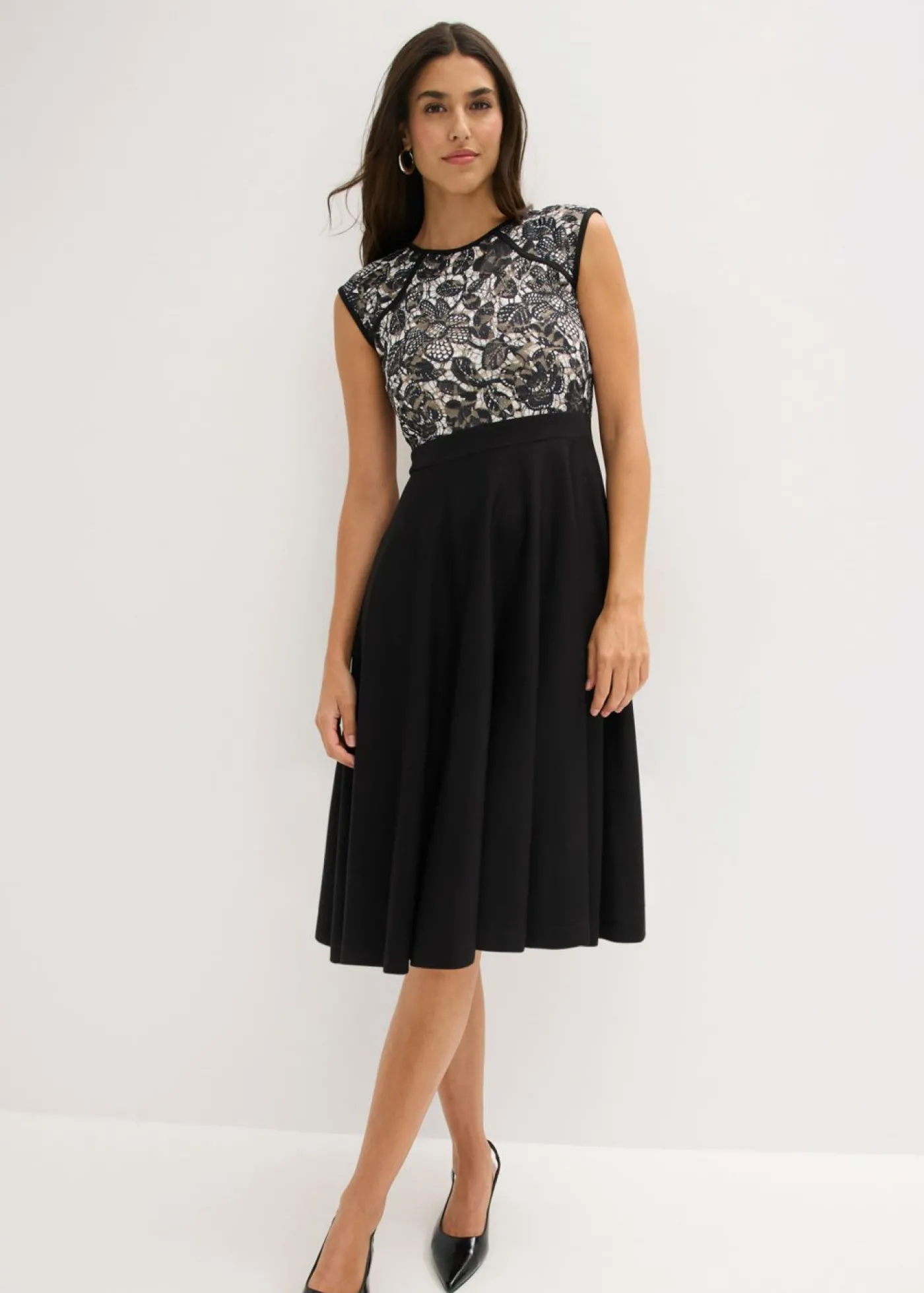 bonprix bonprix Vestido midi con encaje Negro Sale