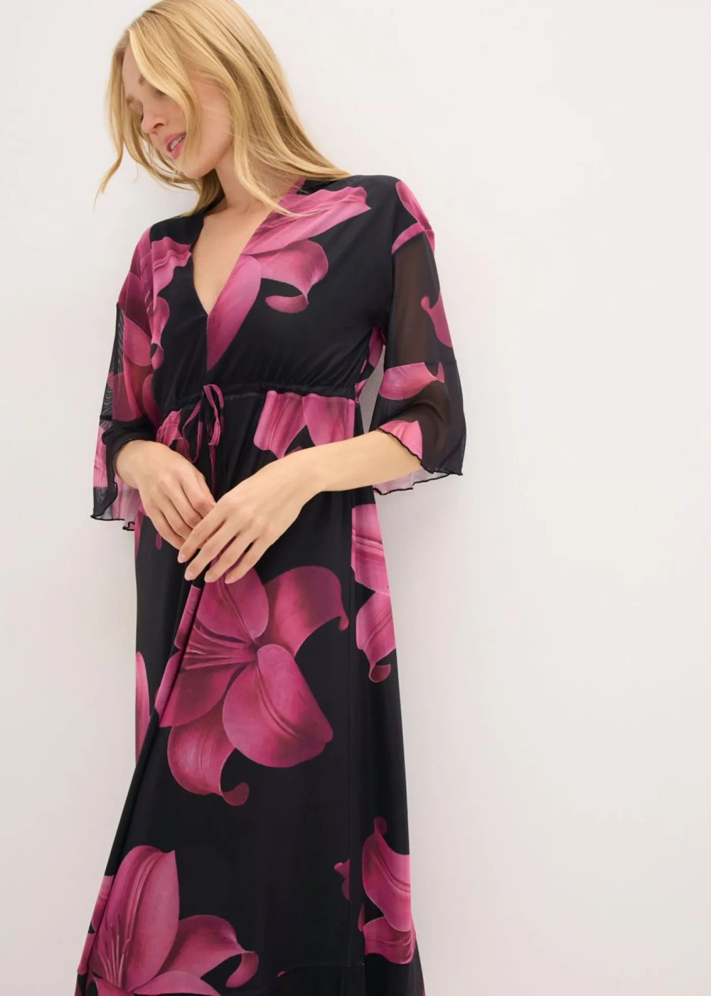 bonprix bonprix Vestido midi con escote pronunciado Negro-rosa Online