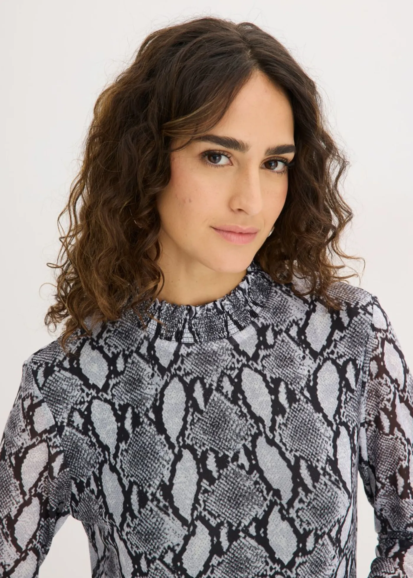 bonprix bonprix Vestido midi de malla suave Negro-blanco con estampado de serpiente Best