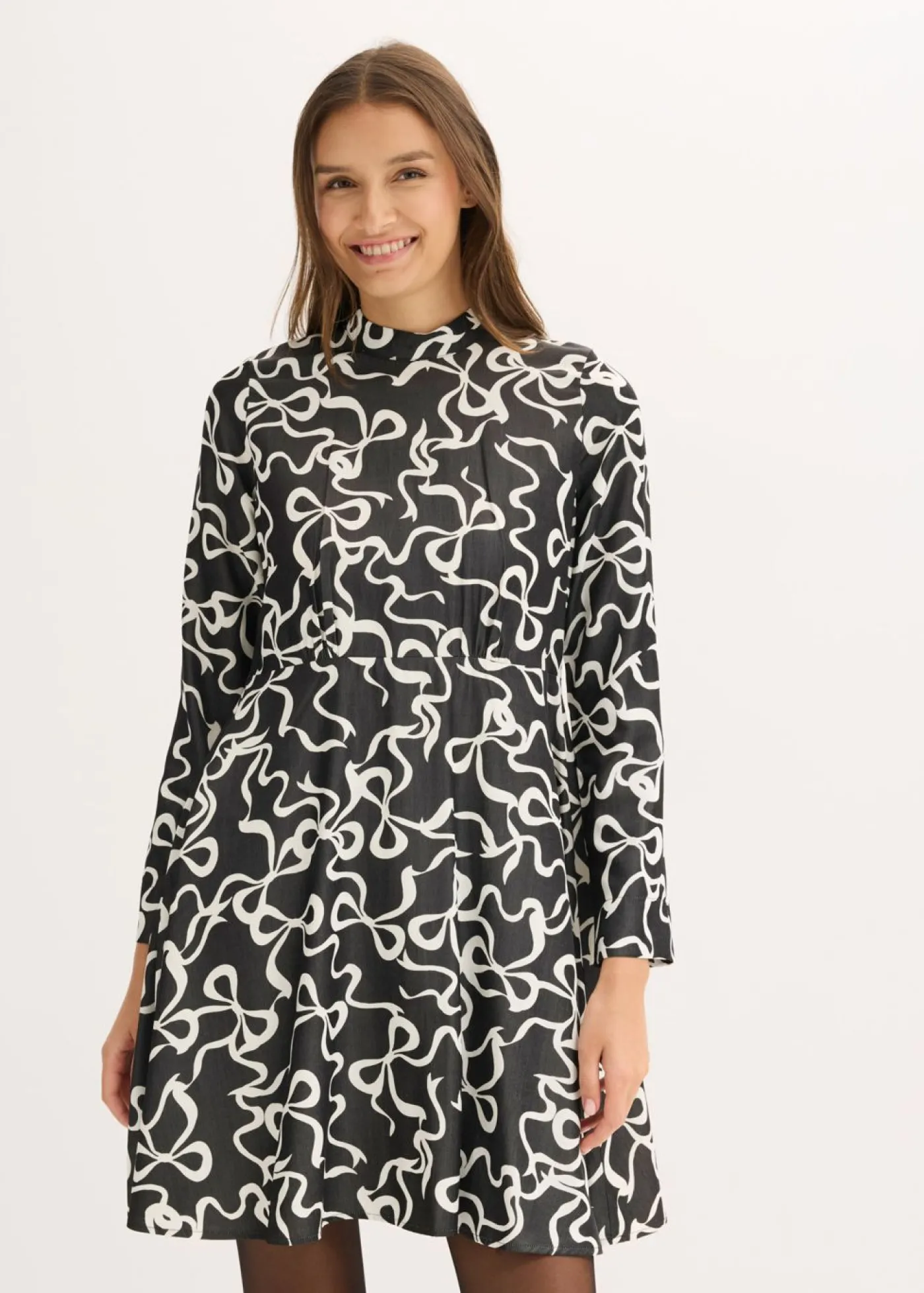 bonprix bonprix Vestido midi de mezcla de viscosa fluida Negro-blanco con estampado gráfico New