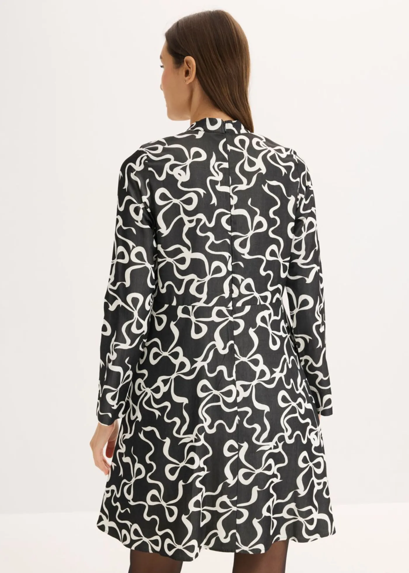 bonprix bonprix Vestido midi de mezcla de viscosa fluida Negro-blanco con estampado gráfico New