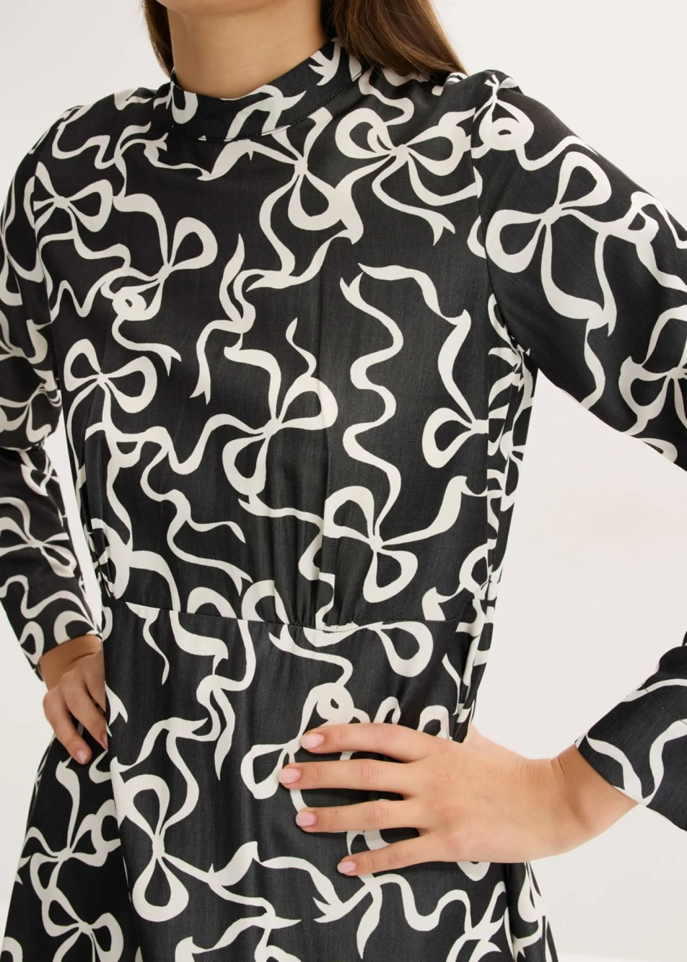 bonprix bonprix Vestido midi de mezcla de viscosa fluida Negro-blanco con estampado gráfico New