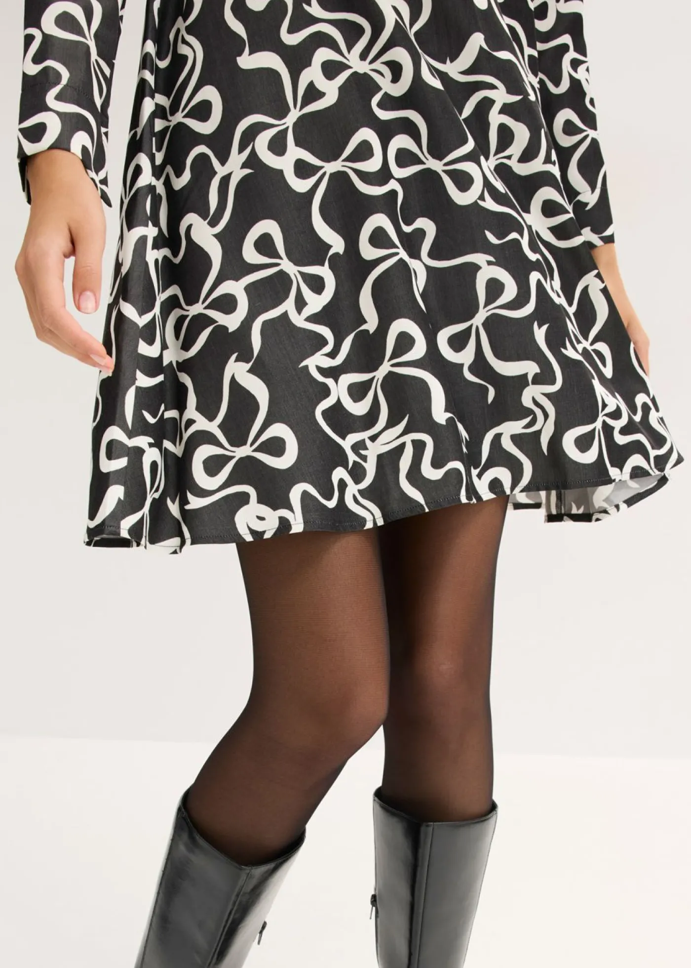 bonprix bonprix Vestido midi de mezcla de viscosa fluida Negro-blanco con estampado gráfico New