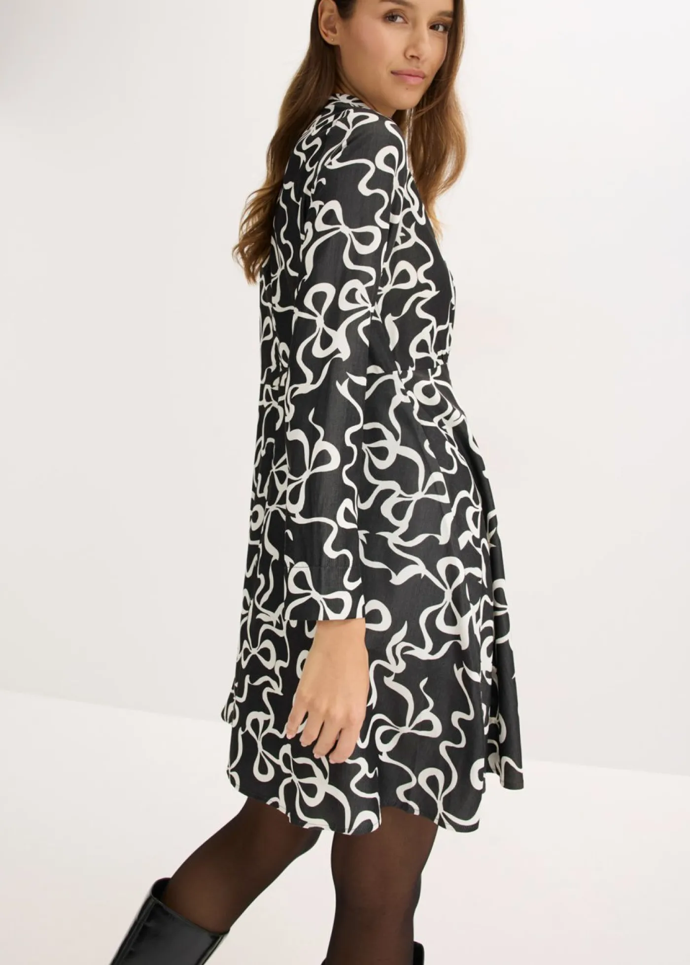 bonprix bonprix Vestido midi de mezcla de viscosa fluida Negro-blanco con estampado gráfico New