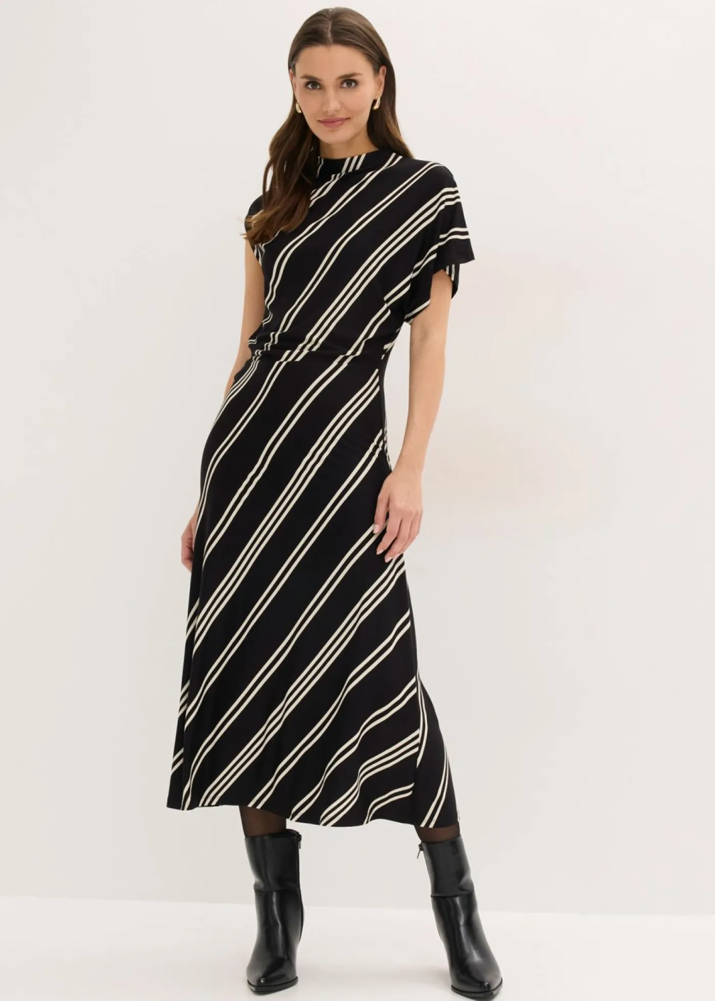 bonprix bonprix Vestido midi de mezcla de viscosa suave Negro-blanco con rayas New