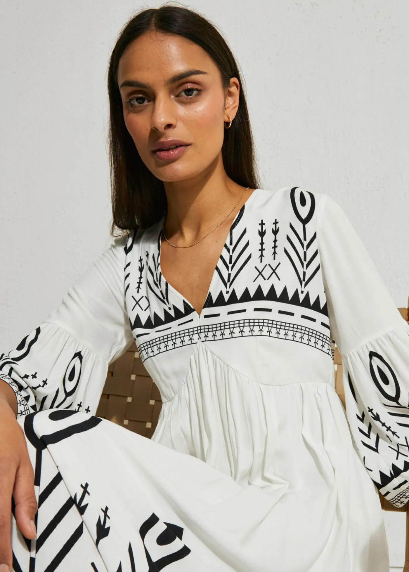 bonprix bonprix Vestido midi de viscosa fluida Blanco Online