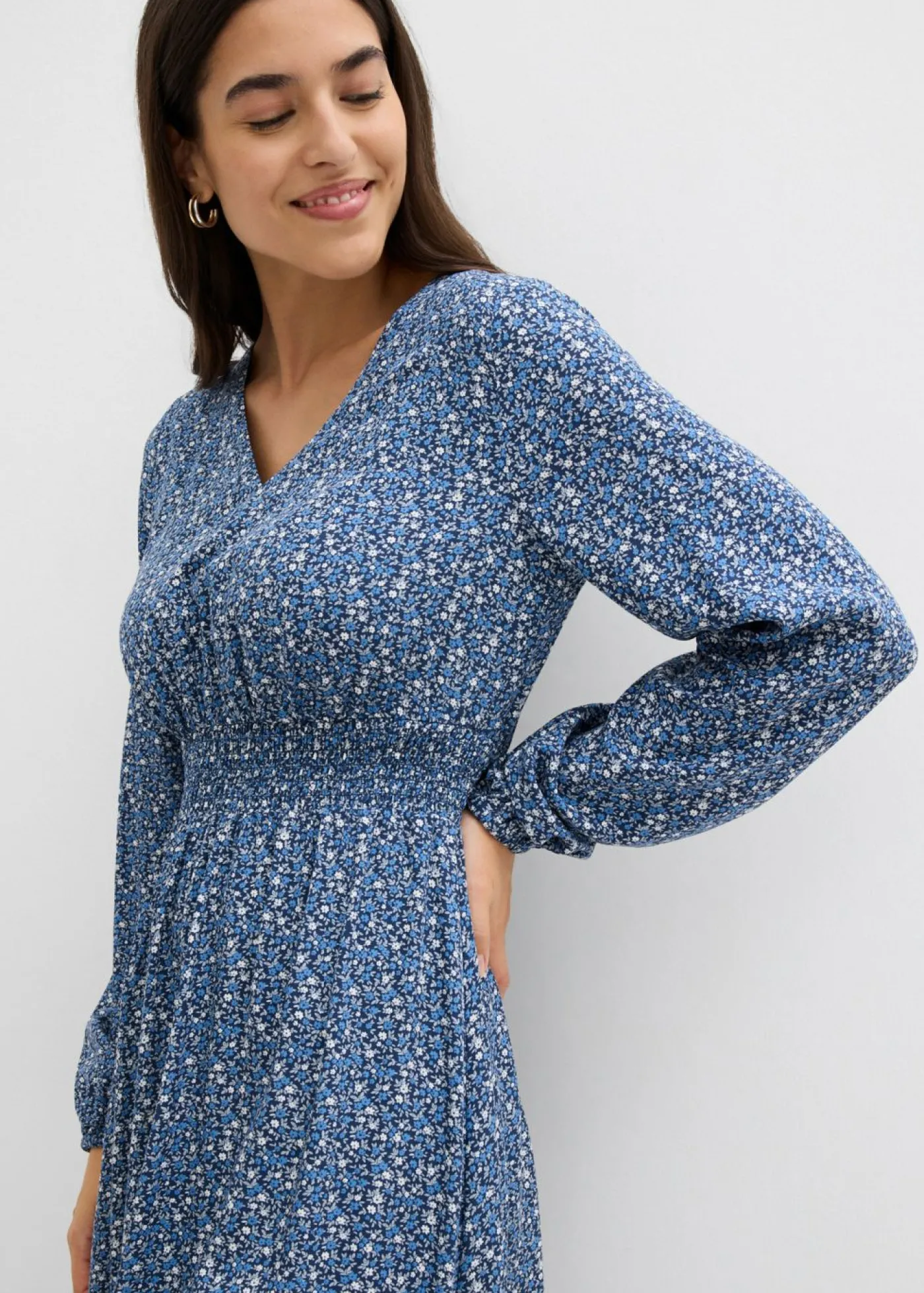 bonprix bonprix Vestido midi de viscosa fluida azul marino-azul cristal-blanco lana-gris plata-musgo mate New