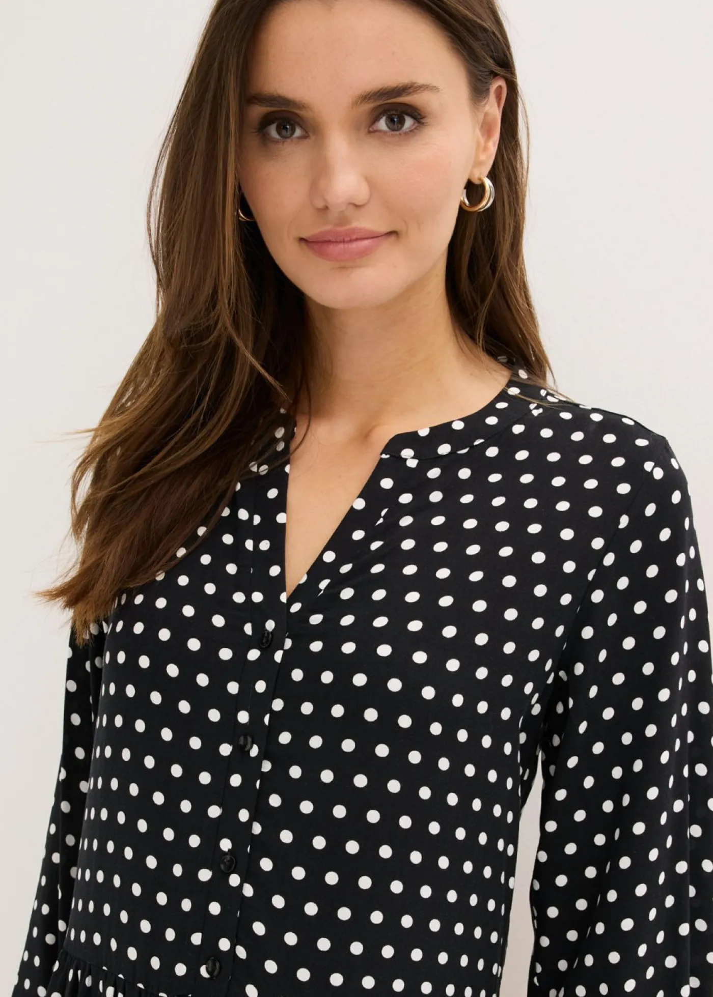 bonprix bonprix Vestido midi de viscosa fluida negro topos