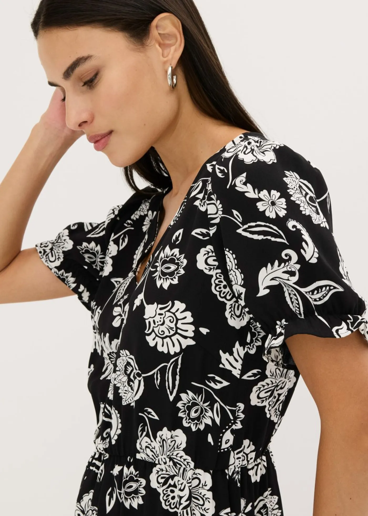 bonprix bonprix Vestido midi estampado negro-blanco con flores Sale