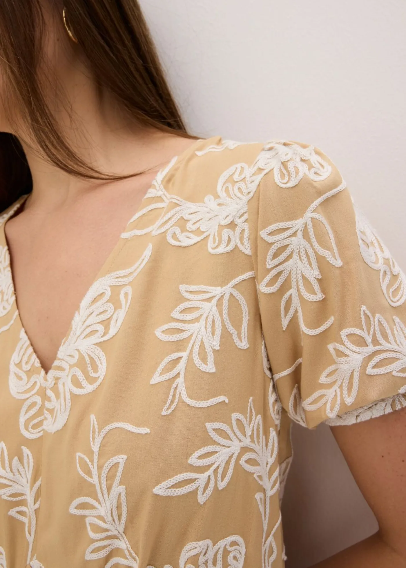 bonprix bonprix Vestido tipo túnica de viscosa vaporosa con bordado Beige de flores Online