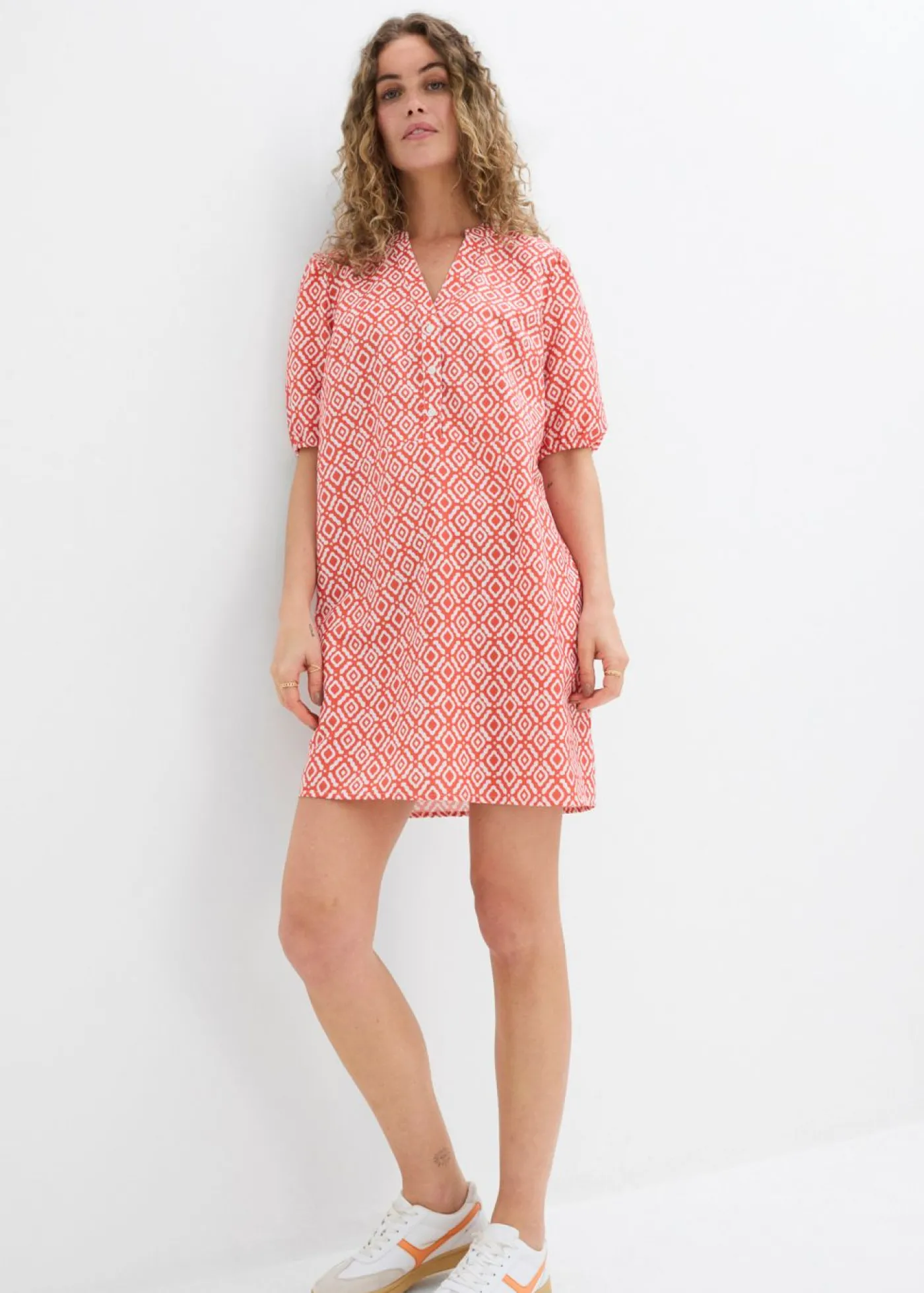 bonprix bonprix Vestido tipo túnica de viscosa fluida cayena-blanco lana