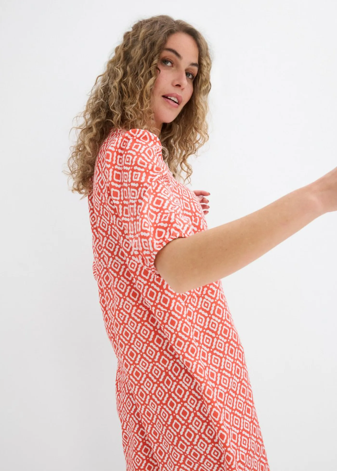 bonprix bonprix Vestido tipo túnica de viscosa fluida cayena-blanco lana