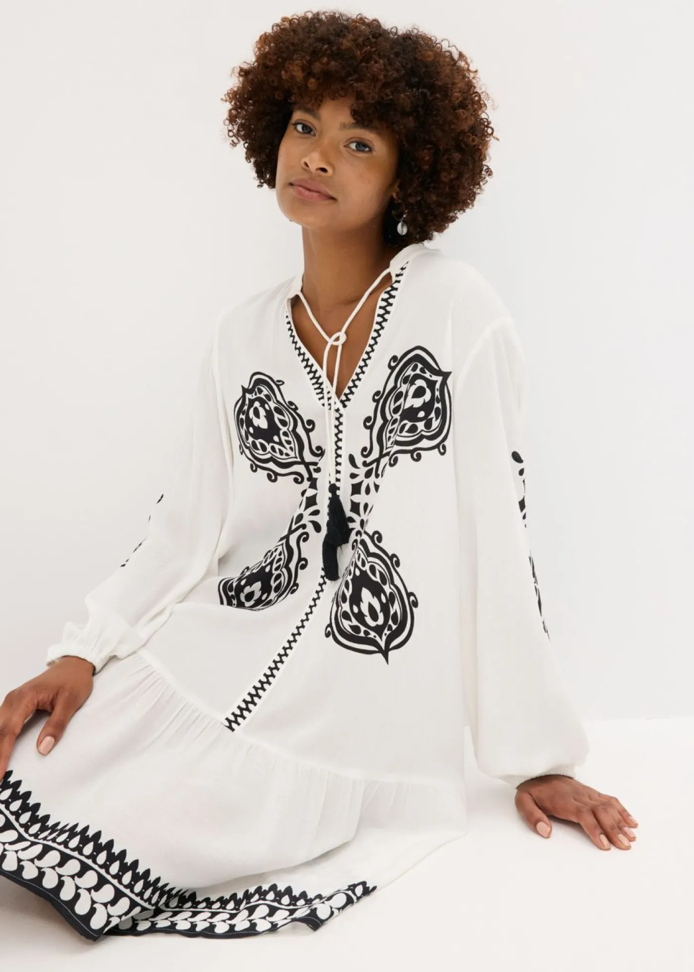 bonprix bonprix Vestido tipo túnica de viscosa estructurada Blanco lana-negro estampado New