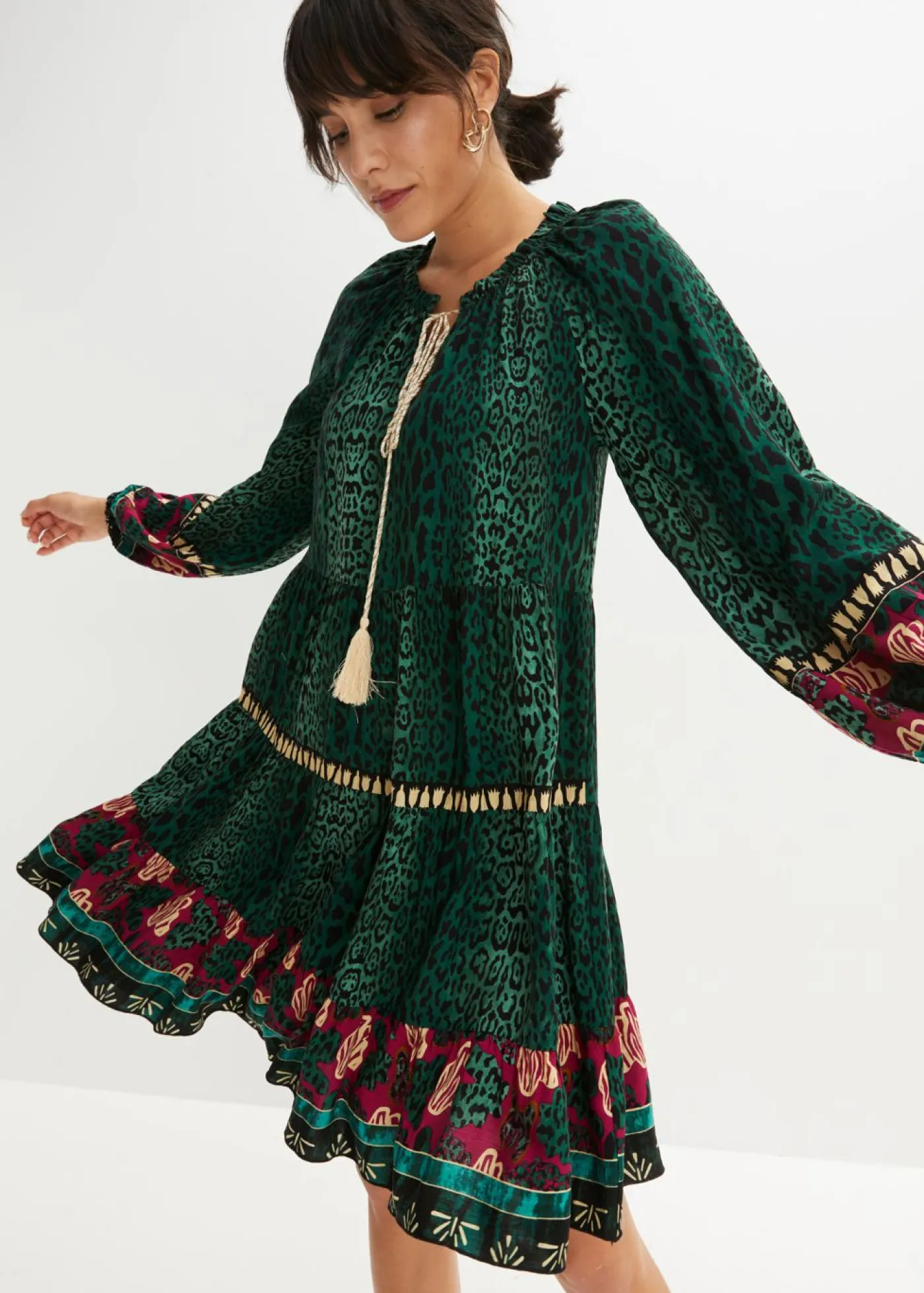 bonprix bonprix Vestido tipo túnica de viscosa fluida estampado leo verde oscuro Clearance