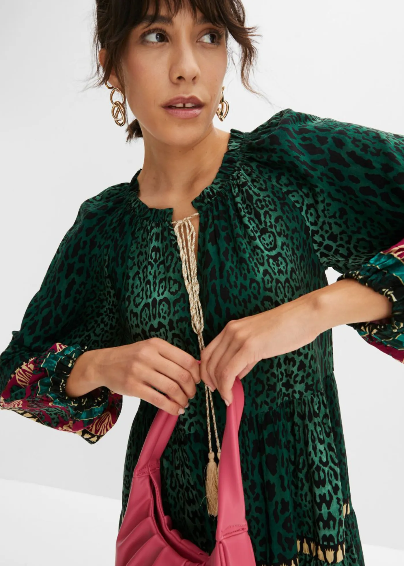 bonprix bonprix Vestido tipo túnica de viscosa fluida estampado leo verde oscuro Clearance