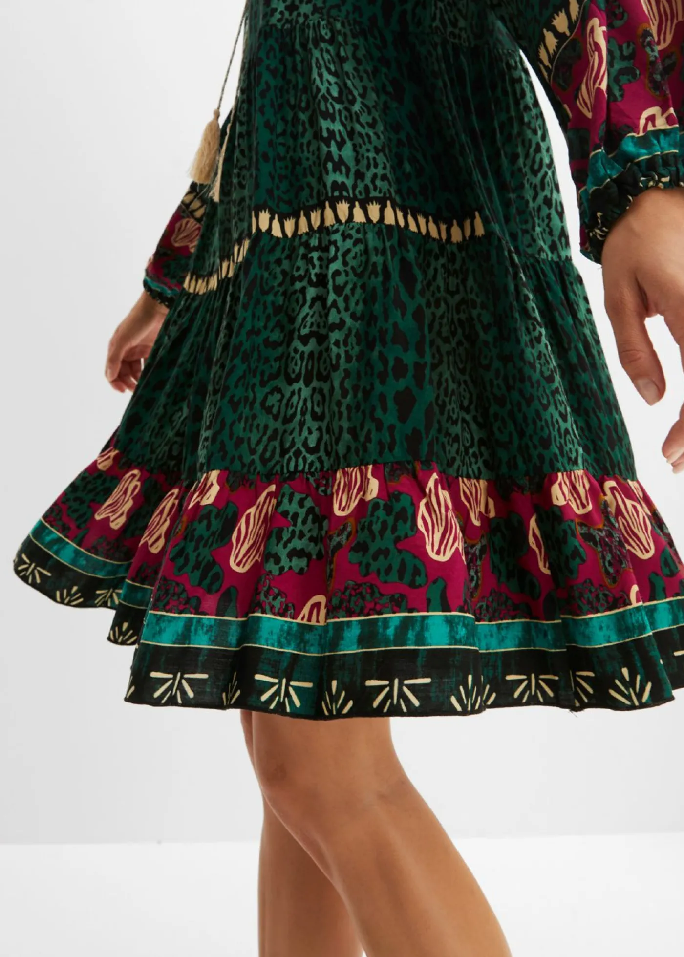 bonprix bonprix Vestido tipo túnica de viscosa fluida estampado leo verde oscuro Clearance