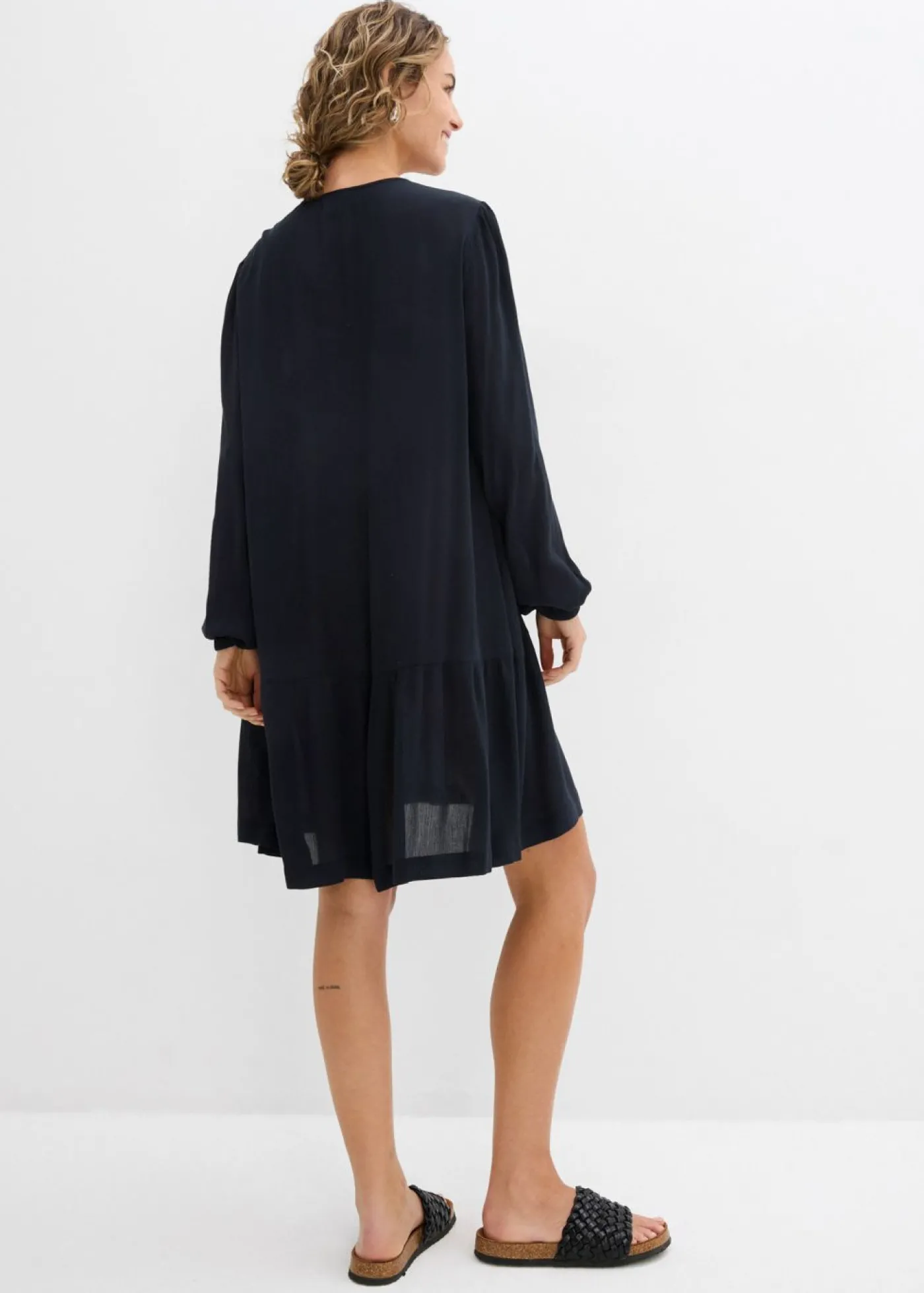 bonprix bonprix Vestido tipo túnica de viscosa fluida Negro Hot