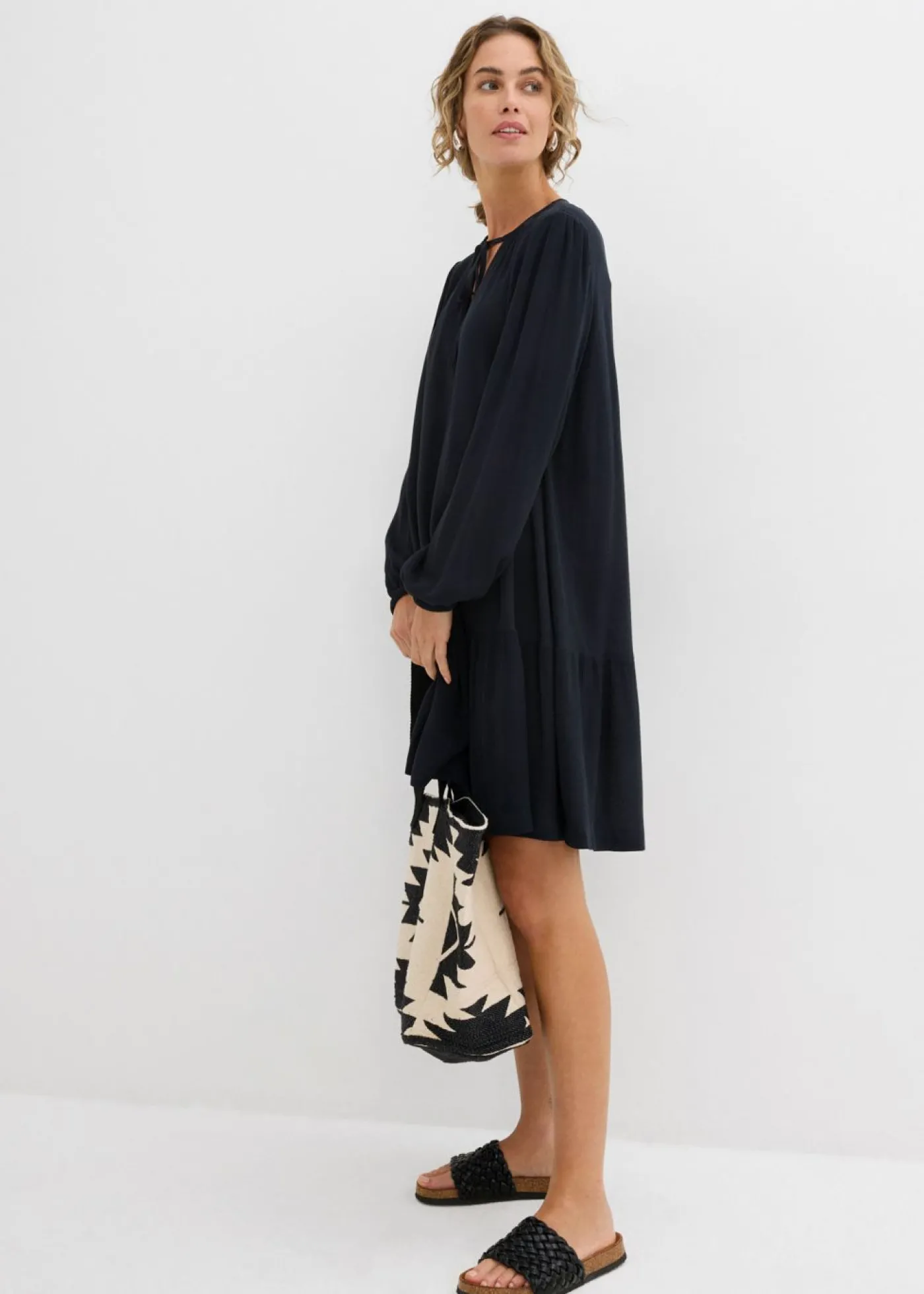 bonprix bonprix Vestido tipo túnica de viscosa fluida Negro Hot