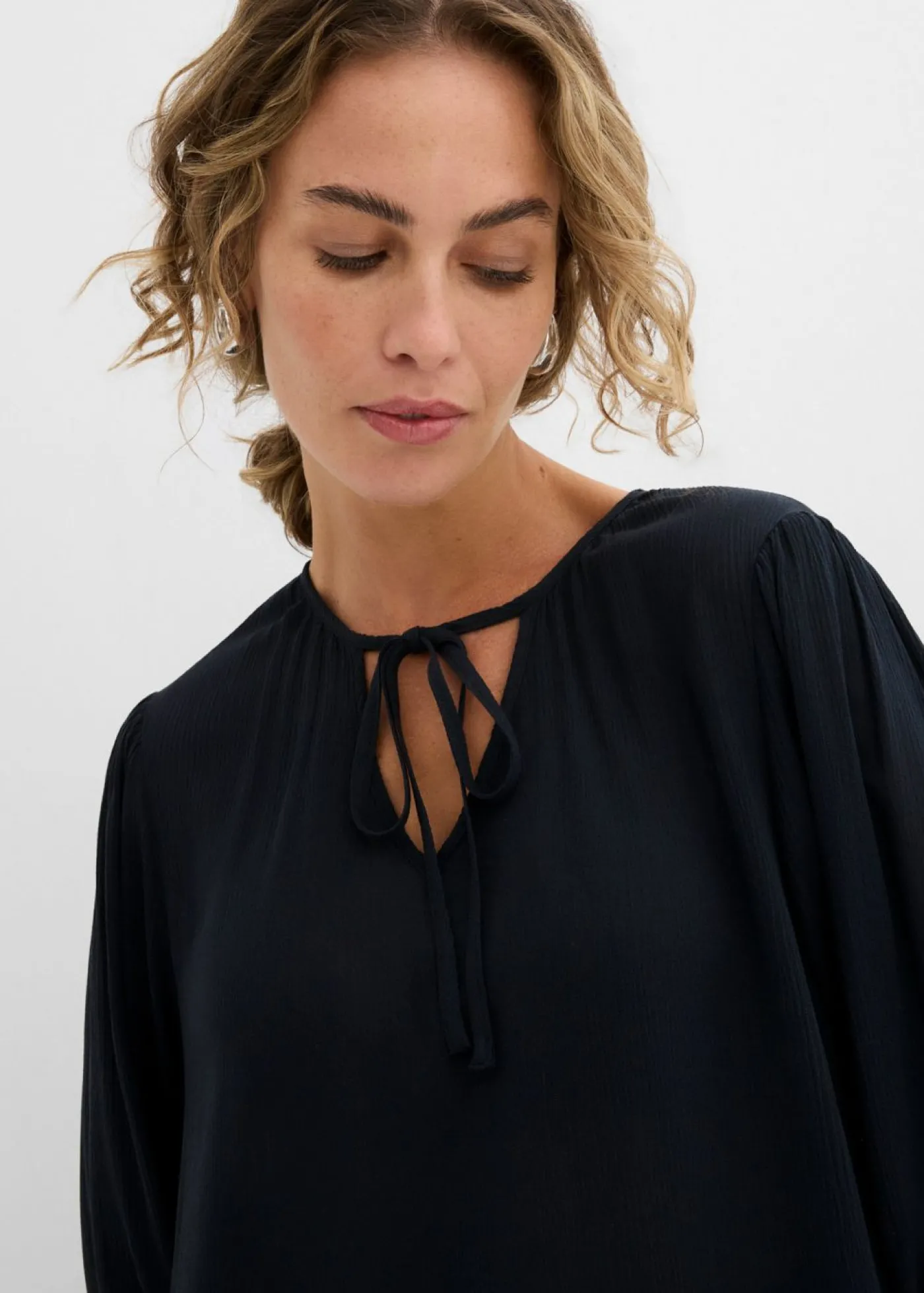 bonprix bonprix Vestido tipo túnica de viscosa fluida Negro Hot