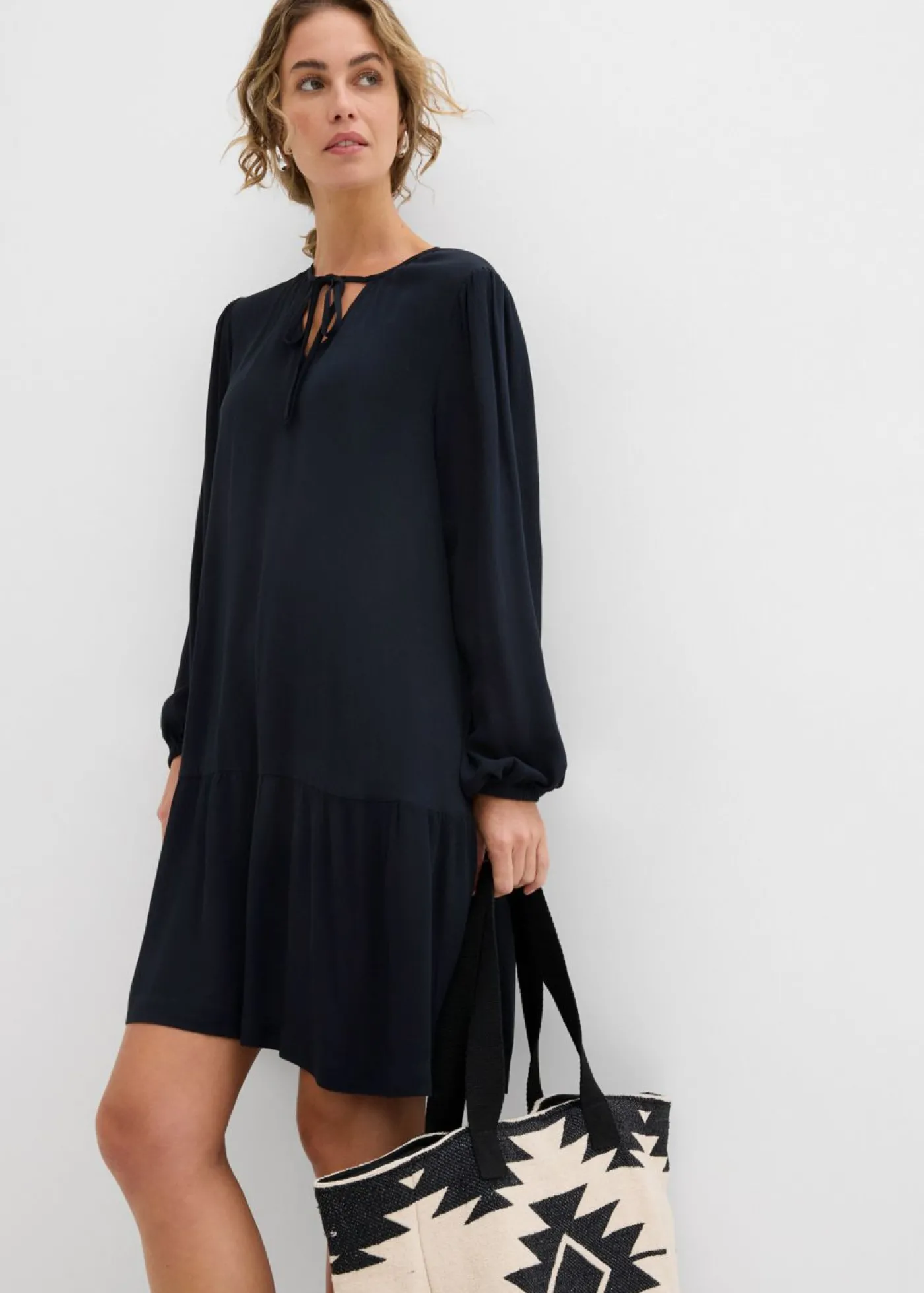 bonprix bonprix Vestido tipo túnica de viscosa fluida Negro Hot
