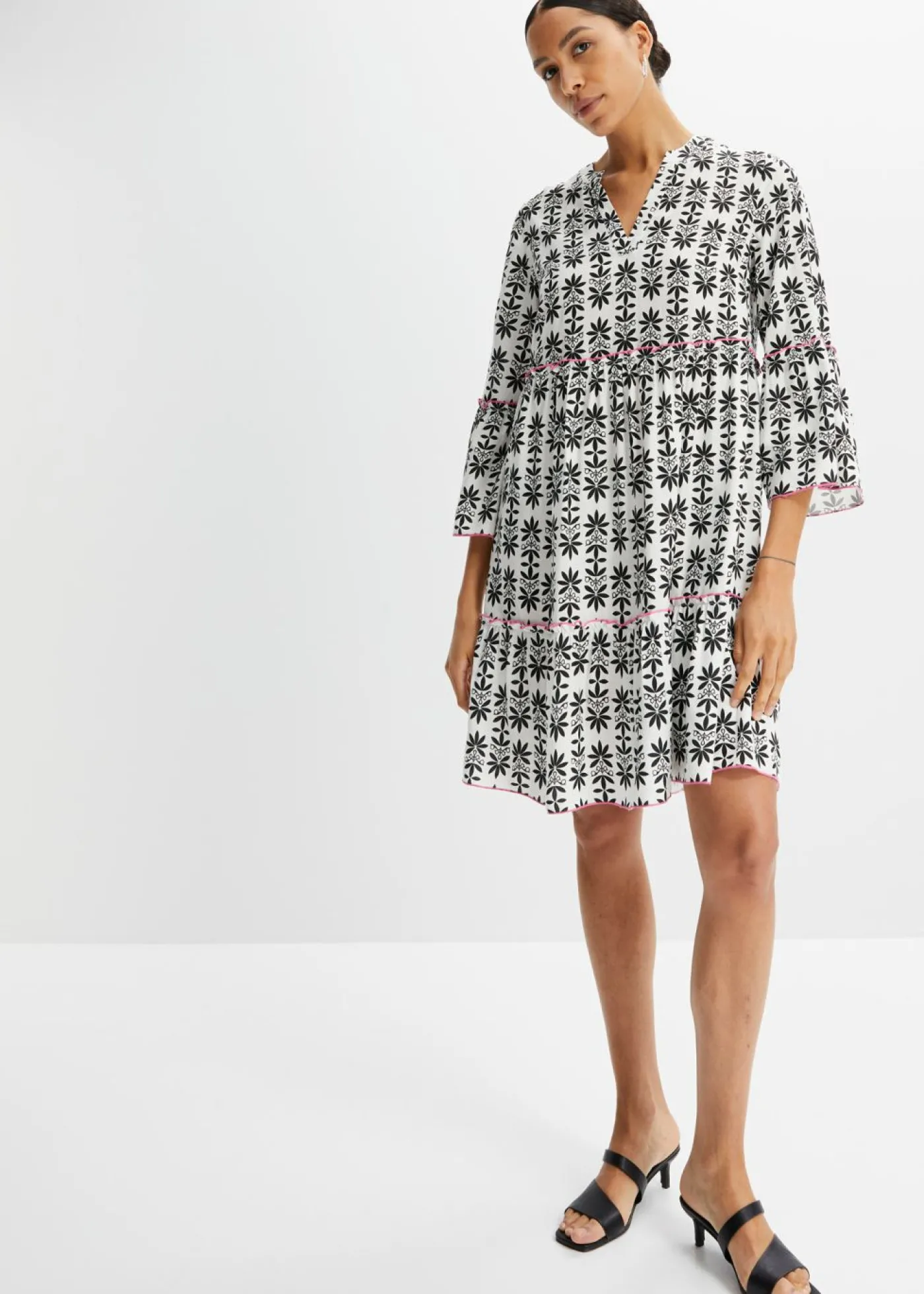 bonprix bonprix Vestido tipo túnica de viscosa fluida Blanco lana/rosa neón/negro estampado Clearance