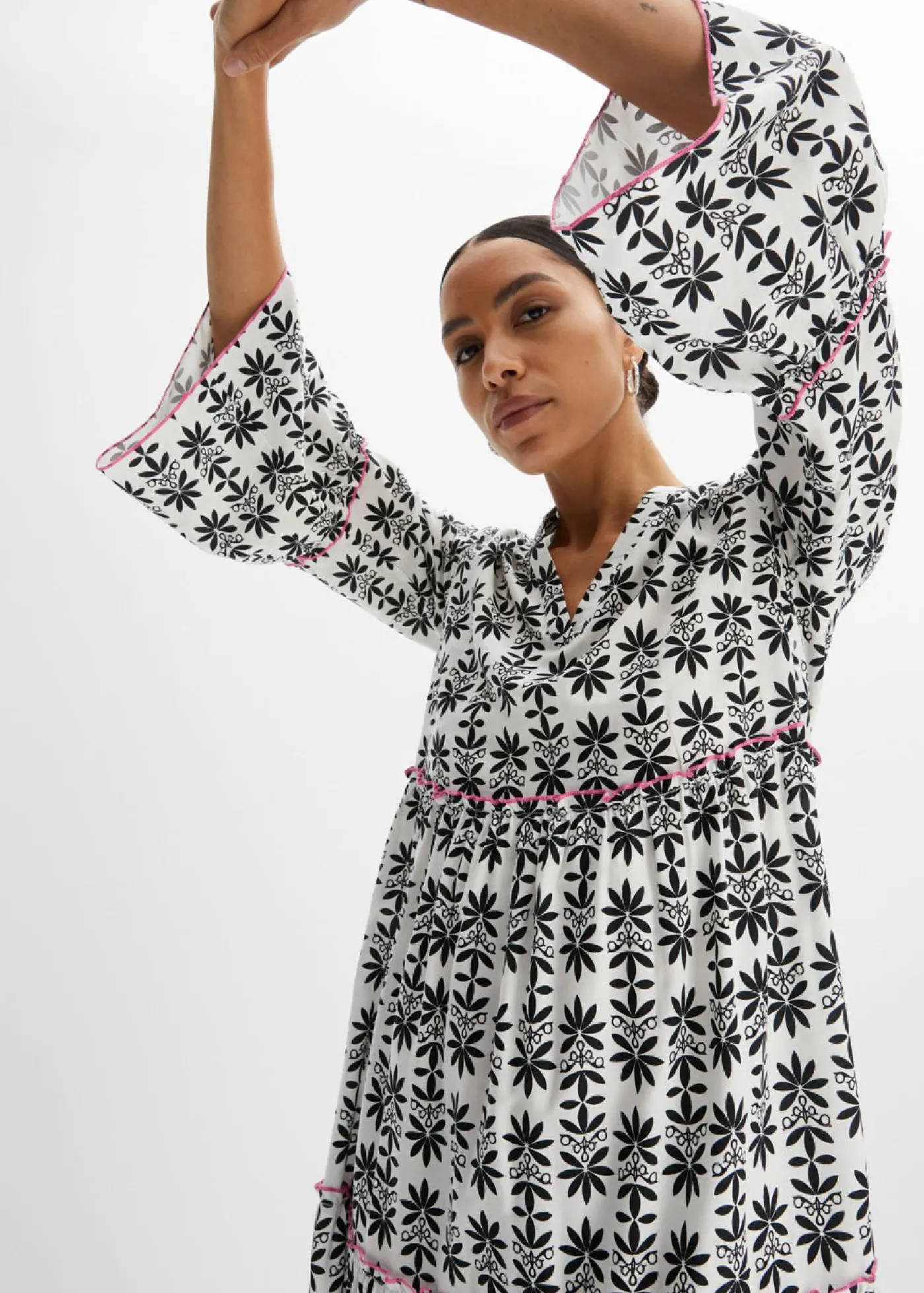 bonprix bonprix Vestido tipo túnica de viscosa fluida Blanco lana/rosa neón/negro estampado Clearance