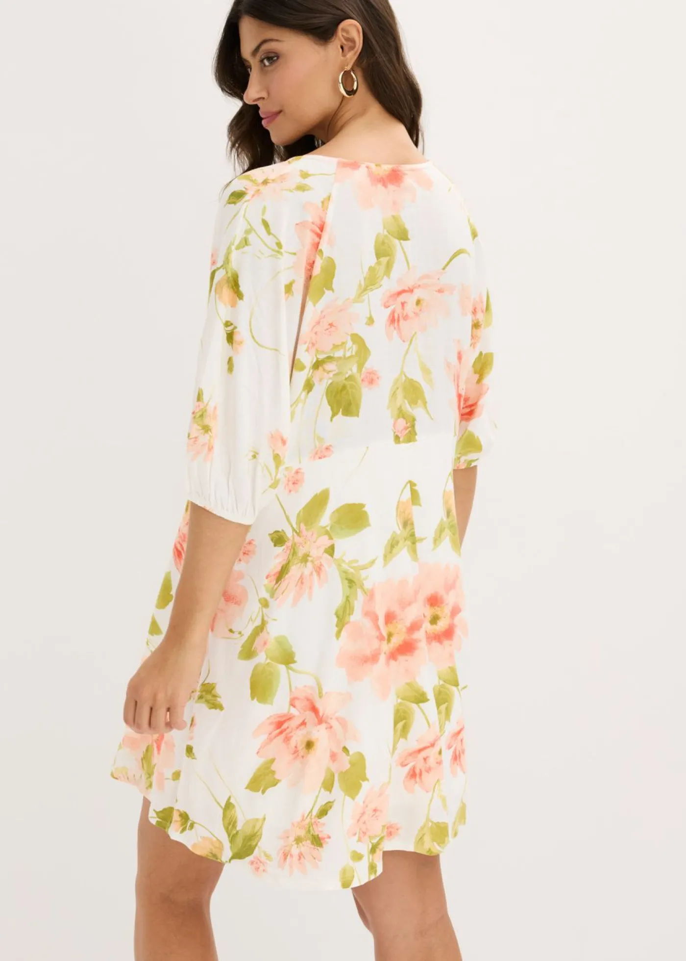 bonprix bonprix Vestido tipo túnica estampado de viscosa fluida blanco-melocotón-salmón claro con flores New