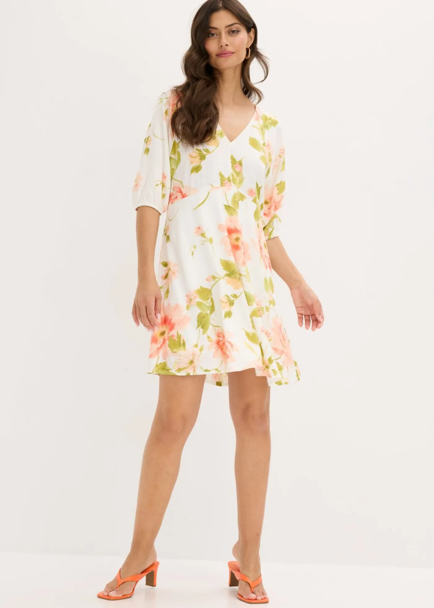 bonprix bonprix Vestido tipo túnica estampado de viscosa fluida blanco-melocotón-salmón claro con flores New