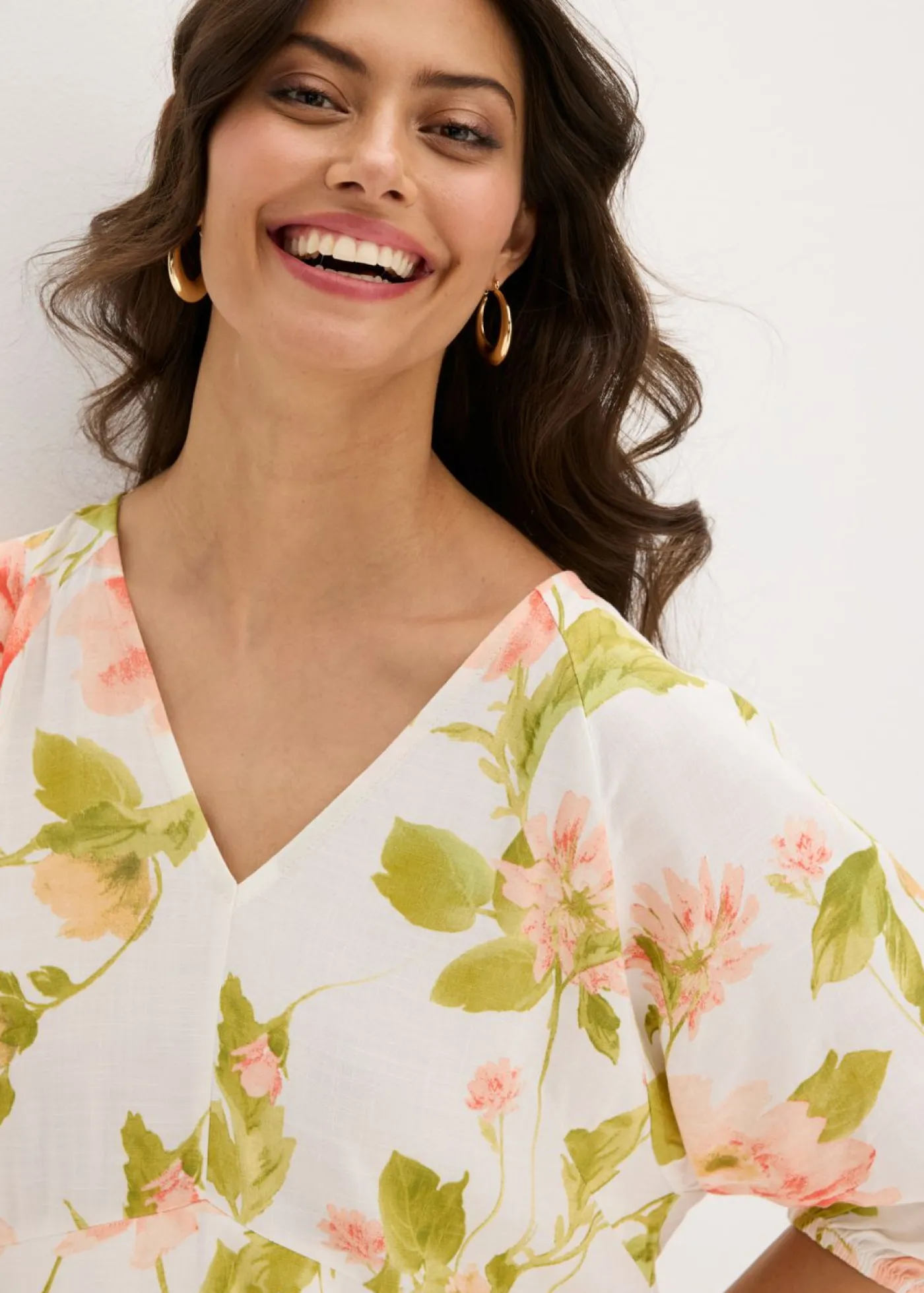 bonprix bonprix Vestido tipo túnica estampado de viscosa fluida blanco-melocotón-salmón claro con flores New