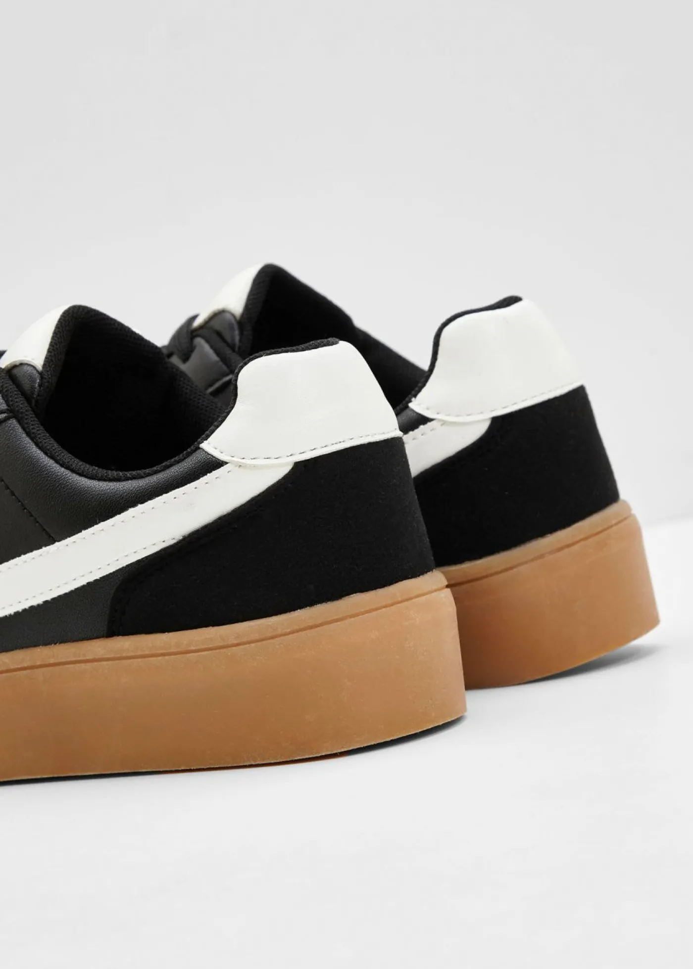 bonprix bonprix Zapatillas con plataforma de estilo retro Negro-blanco Hot