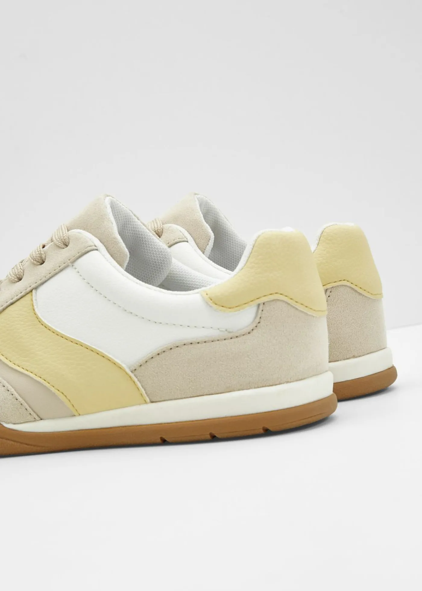 bonprix bonprix Zapatillas deportivas de estilo retro blanco-arena claro-amarillo claro Sale