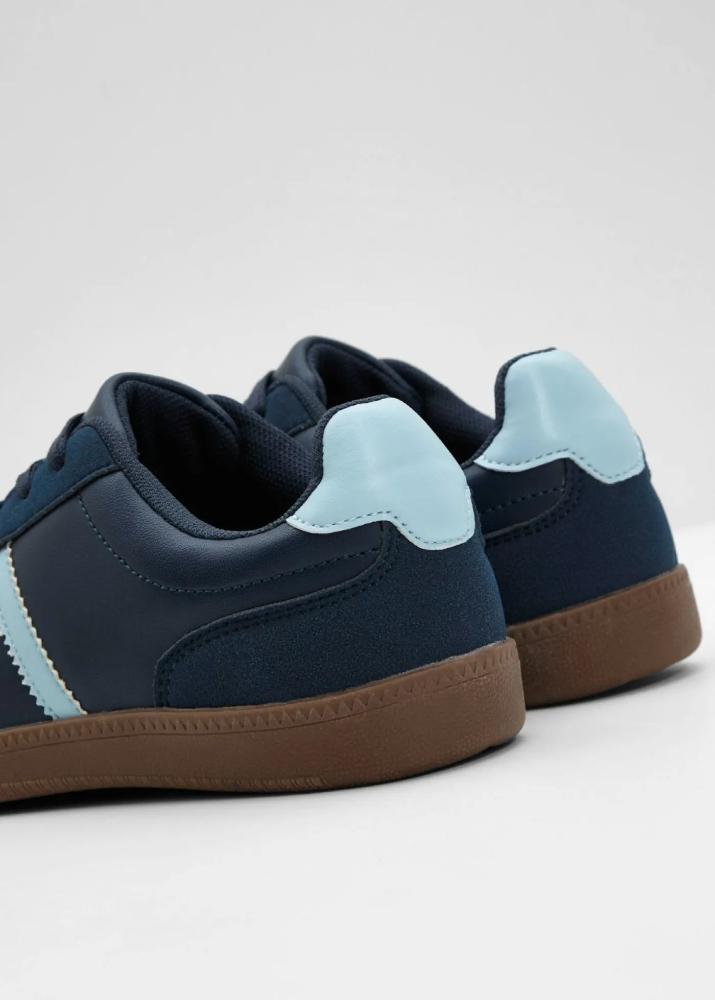 bonprix bonprix Zapatillas deportivas de estilo retro Azul marino + azul claro Hot